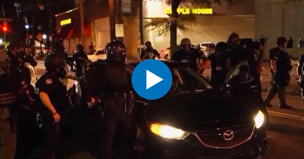 Policía agrede a dos universitarios dentro de su coche © Captura de video / Facebook