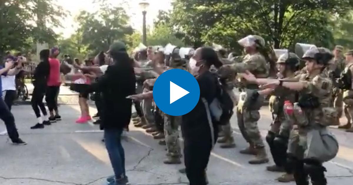 Manifestantes y soldados bailando La Macarena © Captura de YouTube 