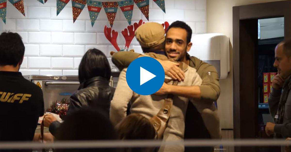 Youtuber abraza al cubano que le regaló 5 euros © YouTube / Listillo Cubano