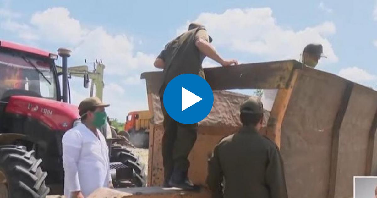 Miembros del MININT en una de las carretas decomisadas © Captura de video de YouTube