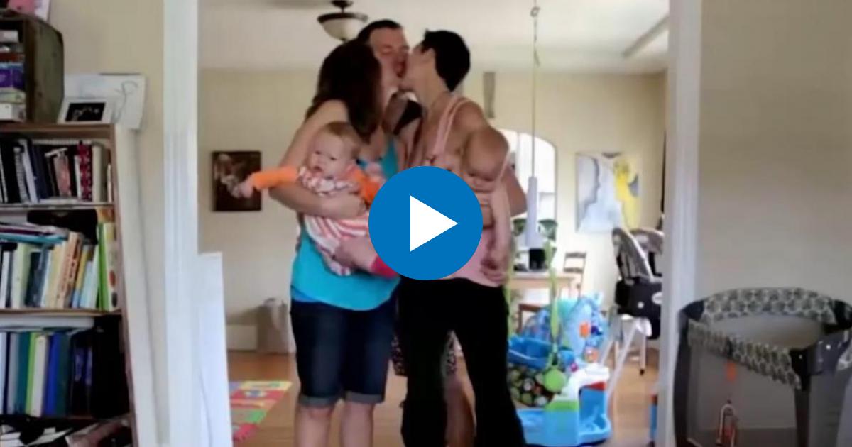 Familia de dos mujeres y un hombre en relación amorosa © Captura de video de YouTube