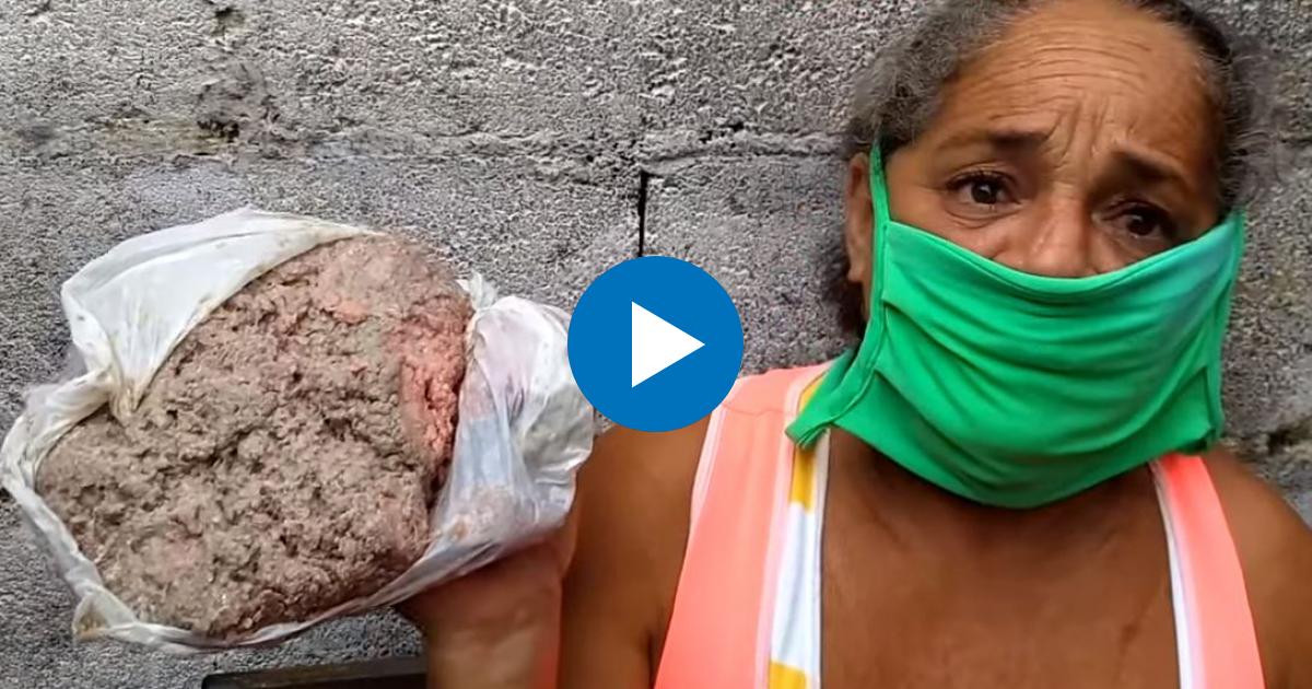 Emma Gronlier Blanco sostiene el picadillo que le vendieron en la boodega © Captura de video Cubanet