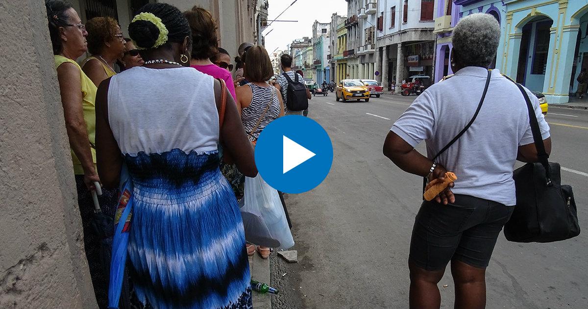 Personas en una parada de transporte público en Cuba (referencia) © CiberCuba