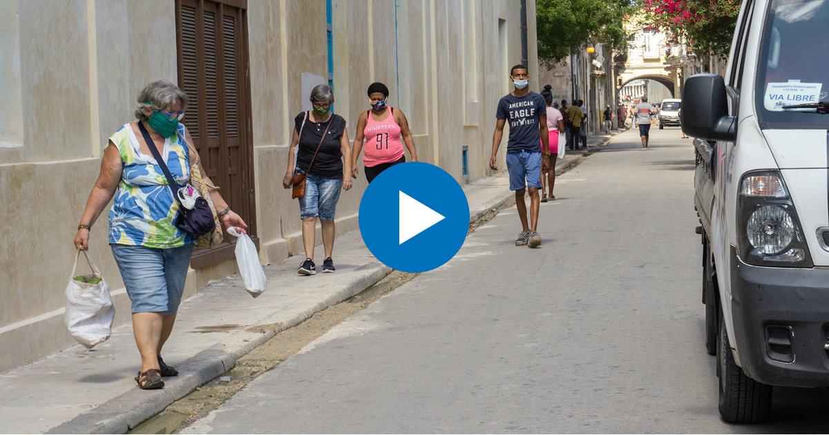 Personas caminando por la calle en La Habana © CiberCuba