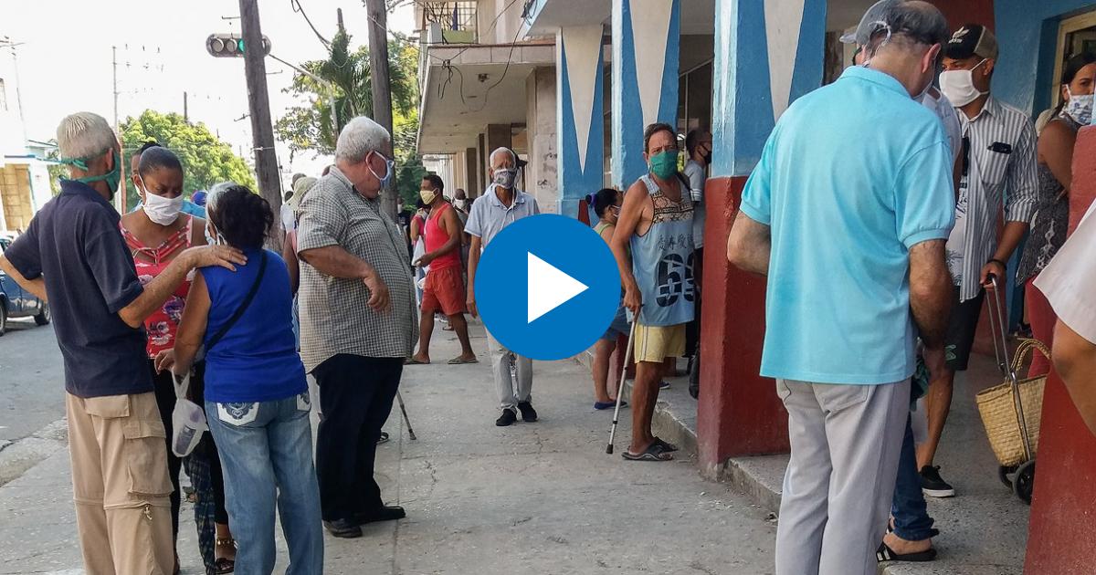 Personas en una cola en Cuba © CiberCuba