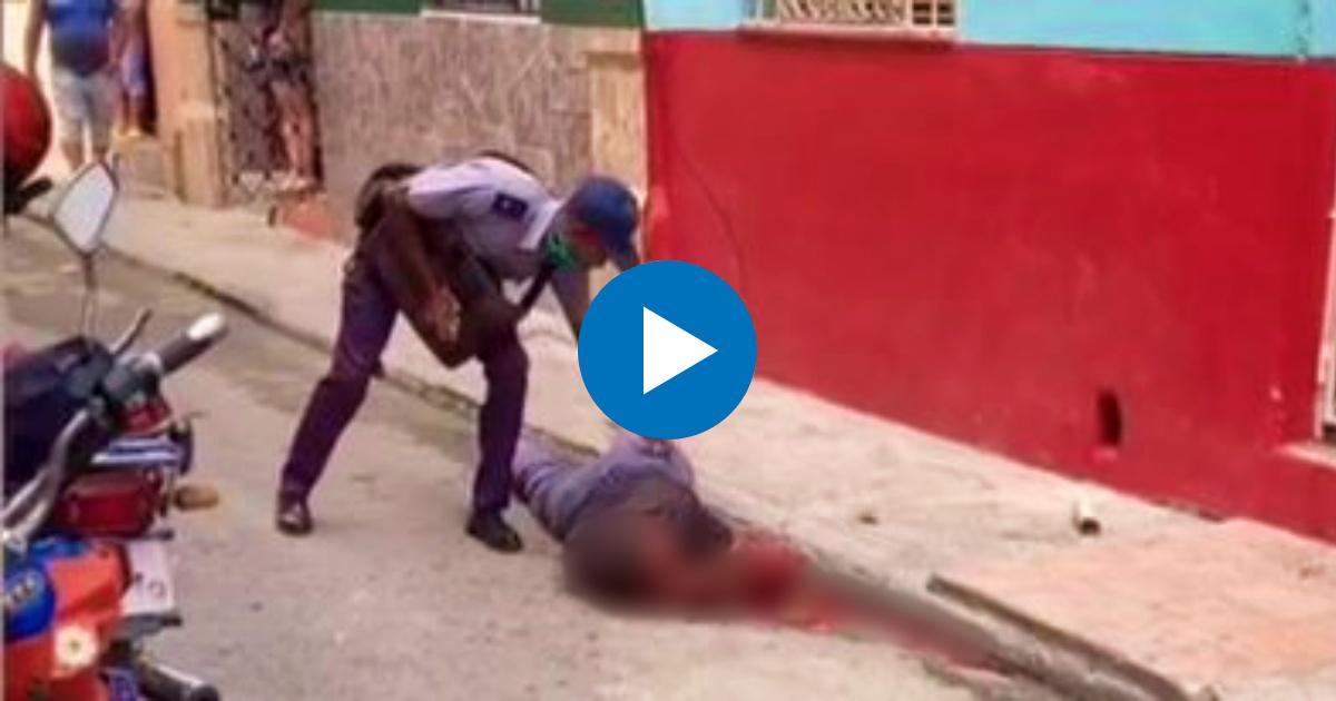 Policía con el herido tras la caída © Captura de video