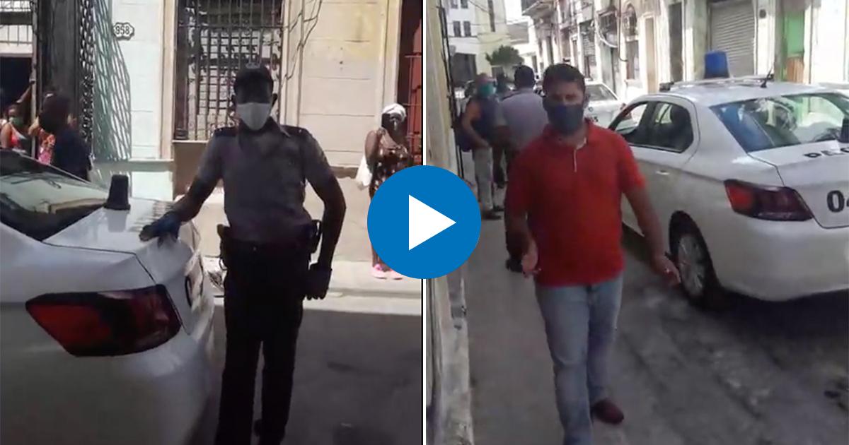Agentes de la policía frente a la casa de Luis Manuel Otero © Captura de video / Facebook 