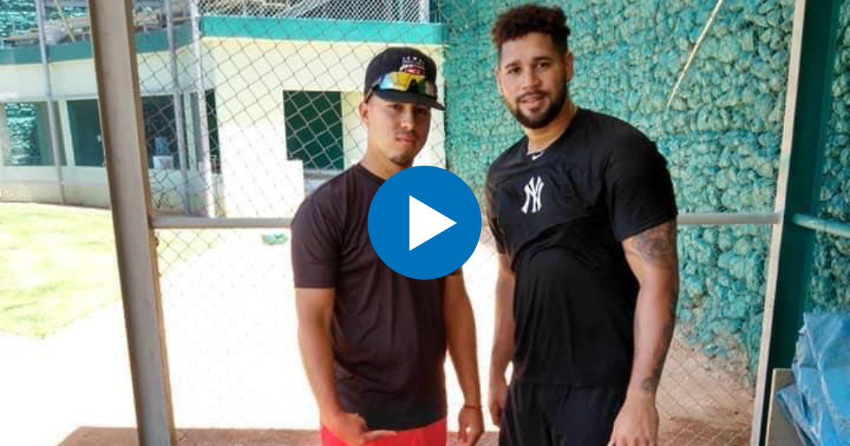 Hanly Verdecia (a la izquierda) con Gary Sánchez (a la derecha cátcher de los Yankees). © Twitter del pelotero