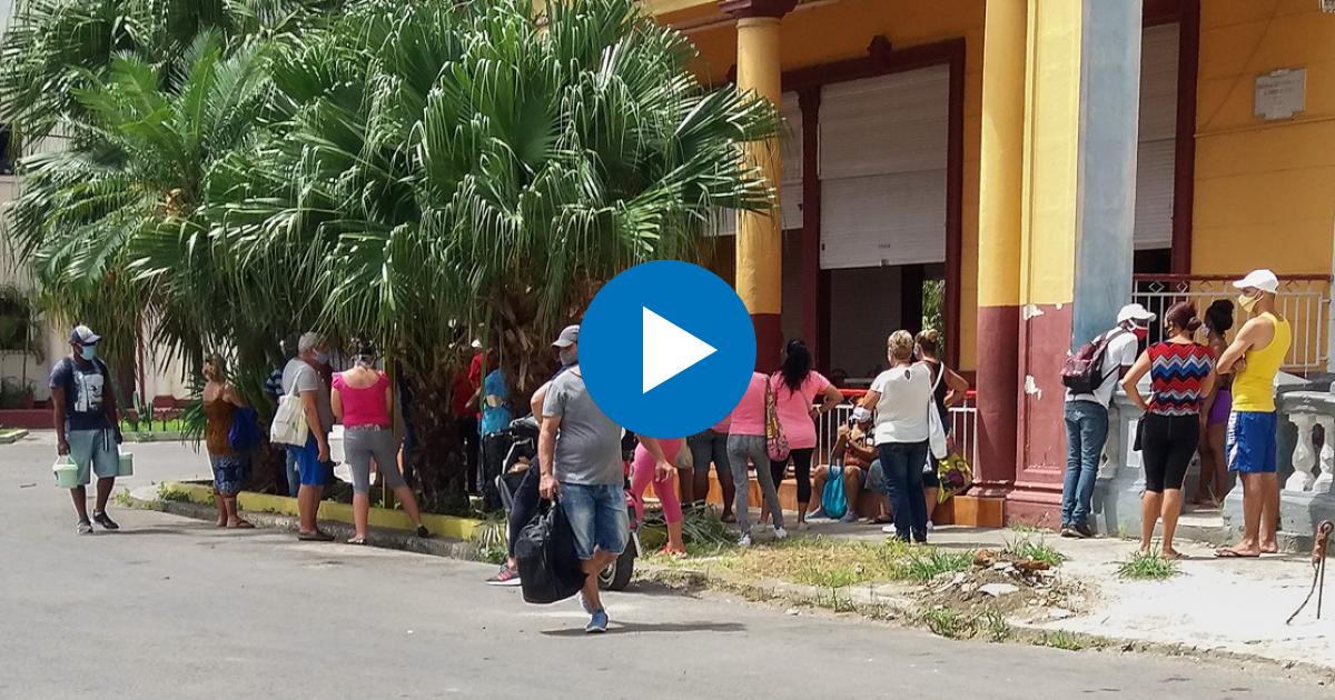 Personas en una cola en Cuba (referencia) © CiberCuba
