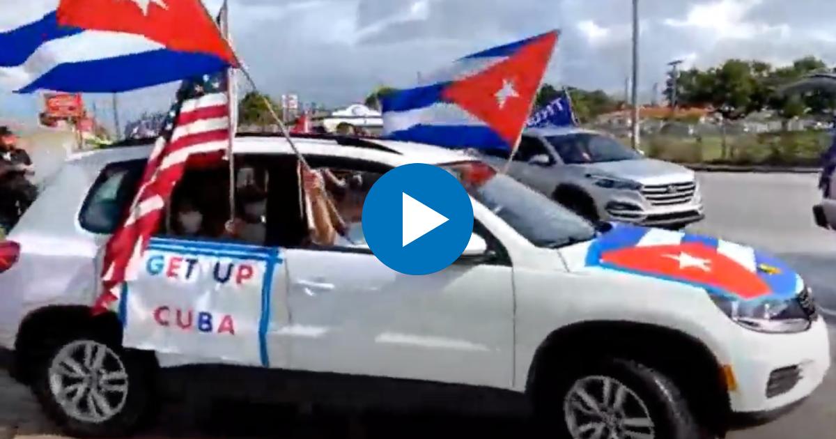 Automóvil en Caravana Anticomunista en Miami. © Captura de pantalla de YouTube de Dariel Fernandez