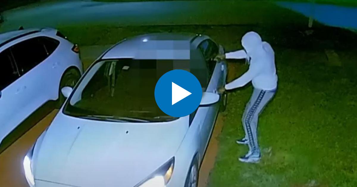 Ladrón apunta con una pistola al dueño del auto © Captura de video de YouTube de América TeVe