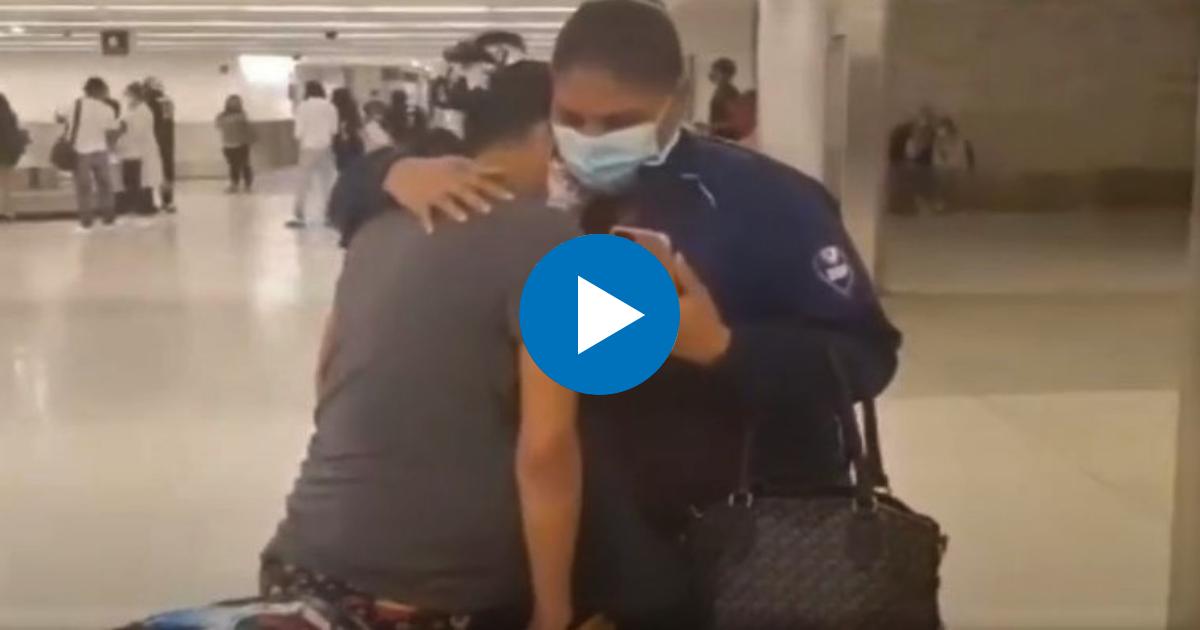 Ailys Arboláez (de espalda) a su llegada a Miami. © Captura de pantalla de YouTube / Eliecer Góngora Izaguirre