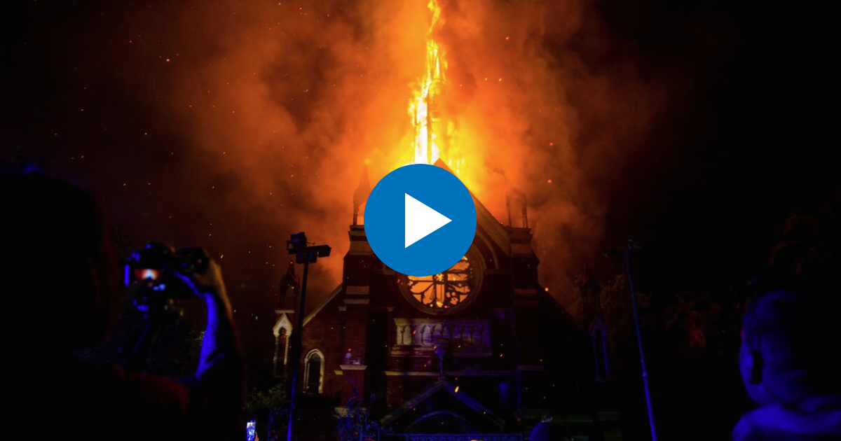 Una de las iglesias que ardió este domingo en la capital chilena. © El Mercurio/Twitter