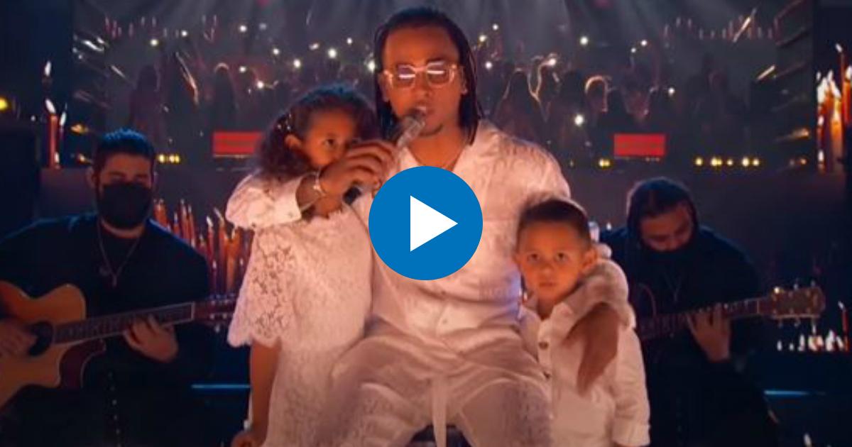 Ozuna con sus hijos en los Latin Billboard 2020 © Youtube / Telemundo Entretenimiento