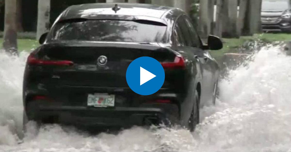 Vehículo circula en una calle inundada © YouTube/screenshot-America Tevé
