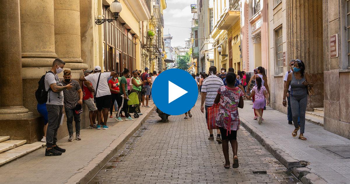Personas caminando por La Habana Vieja (referencia) © CiberCuba