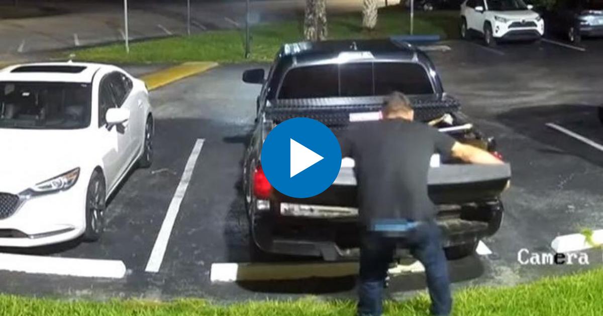 Momento en que el ladrón arranca la puerta trasera del auto © Captura de video de YouTube de América Tevé