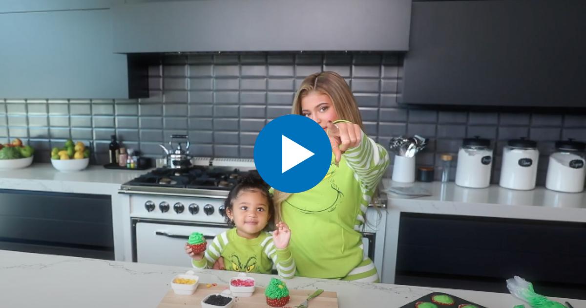 Kylie Jenner y Stormi hacen cupcakes © YouTube / Kylie Jenner