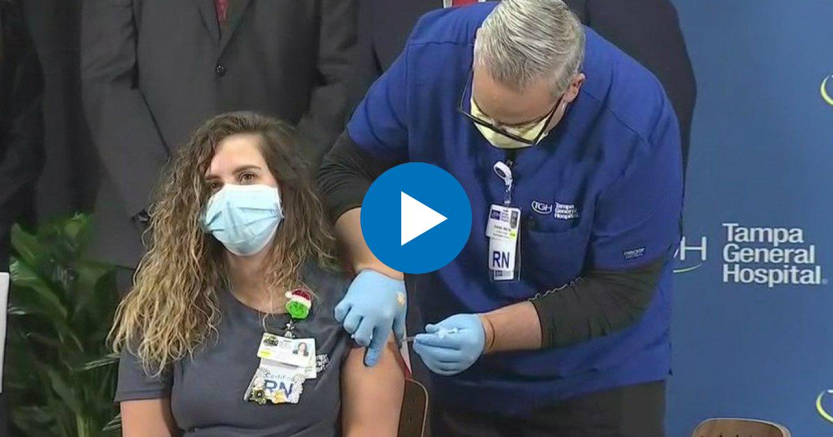 La enfermera Vanessa Arroyo en el momento en que fue vacunada este lunes en Florida © YouTube/screenshot