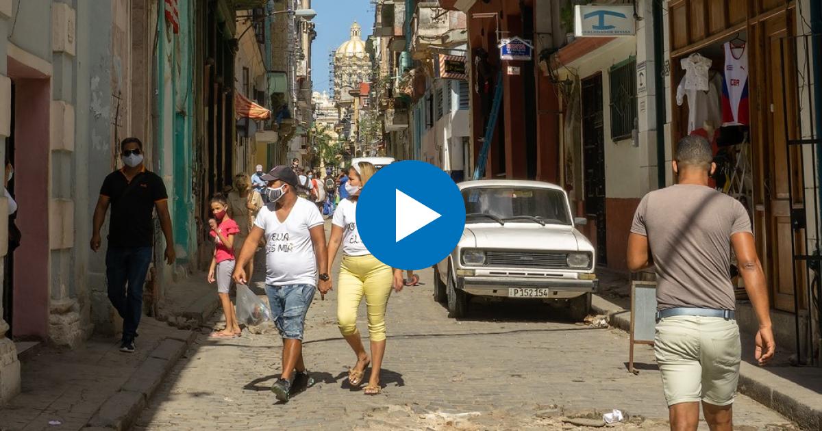Personas con mascarilla en La Habana © CiberCuba