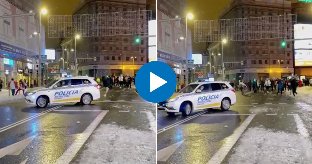 Lanzan bolas de nieve a patrulla de Policía en Madrid © Instagram / Postureo Español