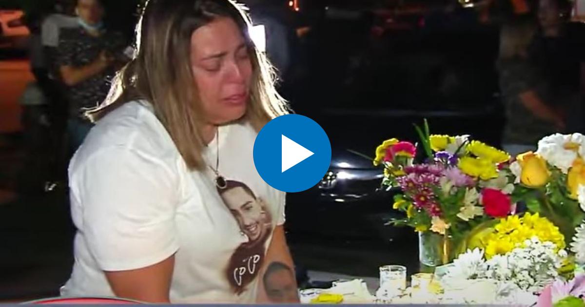 La madre del joven Alejandro Sánchez, asesinado hace un año en Hialeah © Collage YouTube/screenshot-AmericaTevé