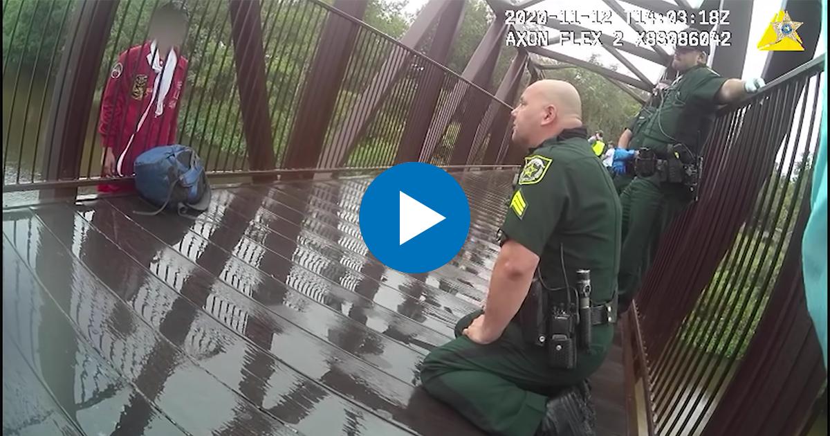 Negociador con hombre que intenta suicidarse en puente de Florida © Orange County Sheriff's Office, Florida