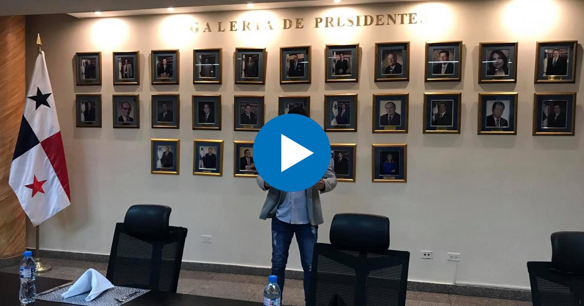 Paparazzi Cubano en la Asamblea Nacional de Panamá © Instagram 