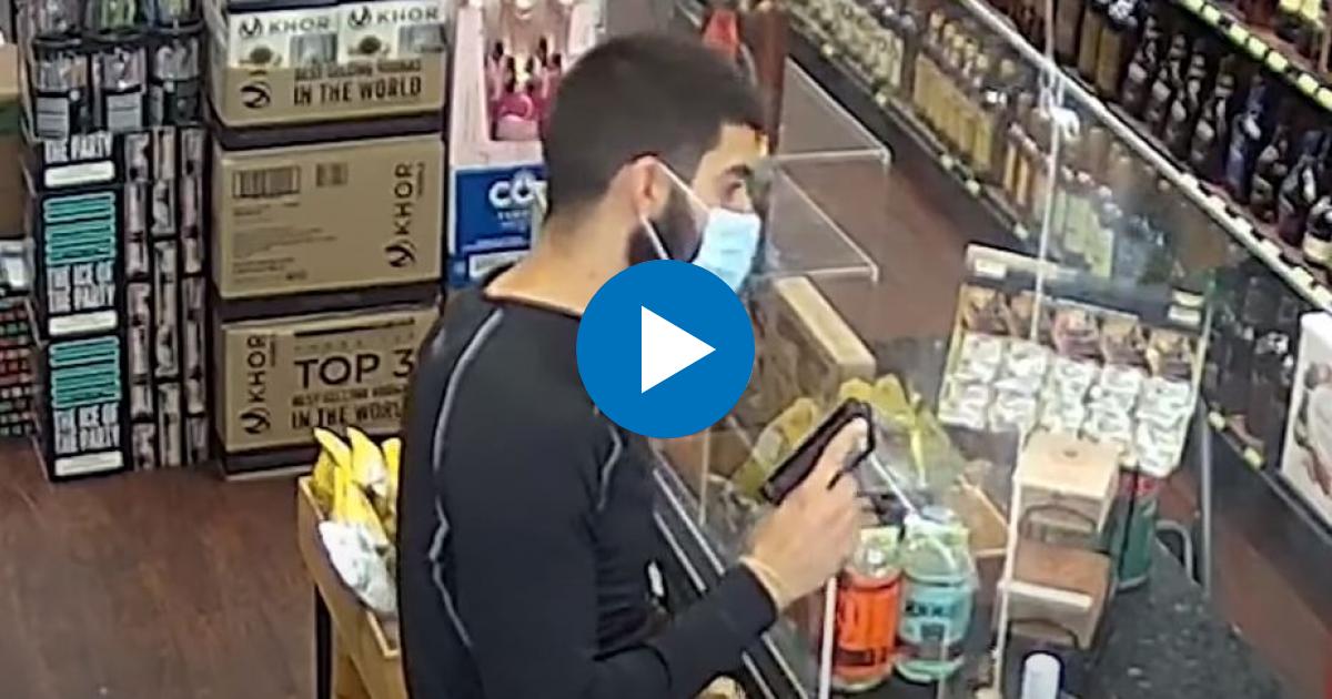 Cubano en el momento en que robó a punta de pistola una pequeña botella de whisky © YouTube/screenshot-America Tevé