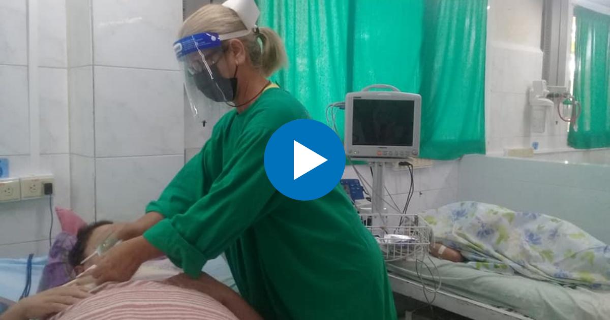 Personal sanitario atiende a una persona con COVID-19 en hospital de la provincia Granma © Facebook/Roberto Mesa