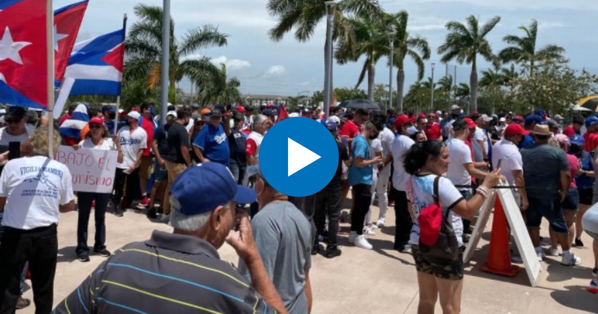 Cubanos se manifiestan frente al estadio © CiberCuba