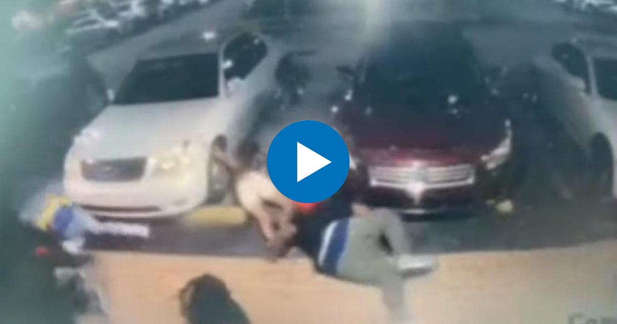 Personas tiradas en el suelo al oír el tiroteo © Captura de video de YouTube de WPLG Local 10