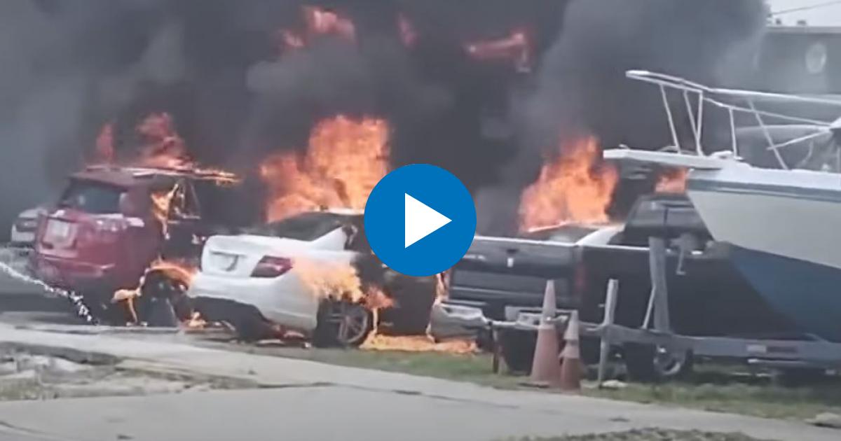 Incendio de los vehículos en Hialeah © YouTube/screenshot-America Tevé