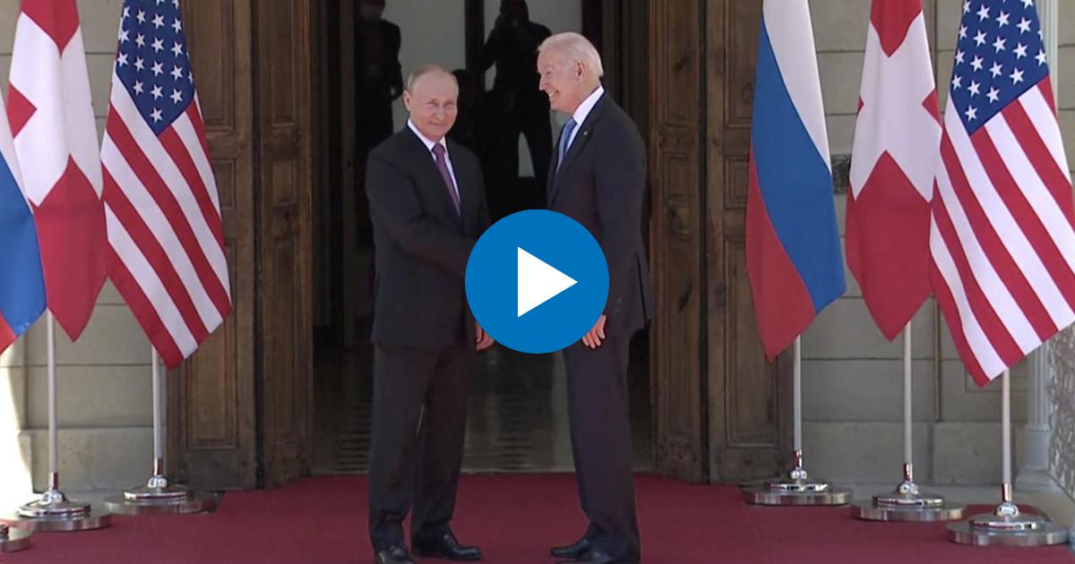 Vladímir Putin y Joe Biden se salud antes de comenzar el encuentro de ambos en Ginebra © Captura de video Twitter / Dori Toribio