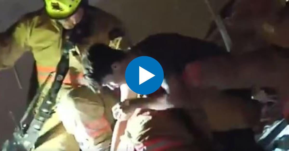 Bomberos rescatan a un niño de entre los escombros © Captura de video de YouTube de 10 Tampa Bay