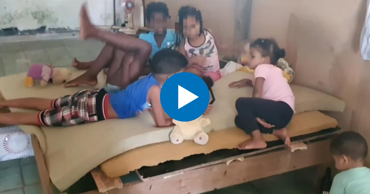 Niños que viven en el local estatal abandonado en La Habana © YouTube / Cubanet