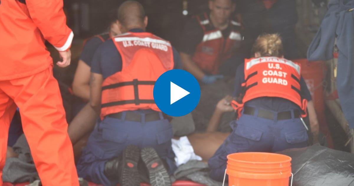 Personal de la Guardia Costera auxilia a los balseros cubanos rescatados del mar esta semana © Twitter/USCGSoutheast
