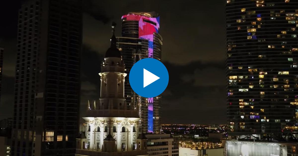 Rascacielos iluminado con un mensaje para Cuba en Miami-Dade © YouTube / CBS Miami
