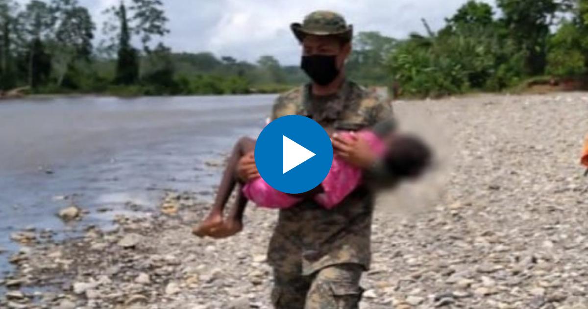 Agente de frontera auxilia a menor con problemas de salud en la Selva del Darién © Twitter/Senafront Panamá 