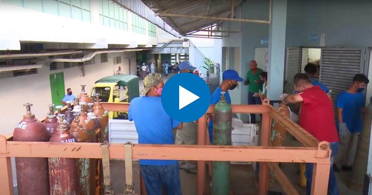 Descarga de botellones de oxígeno medicinal en hospital de Cienfuegos © Captura de video / Perlavisión