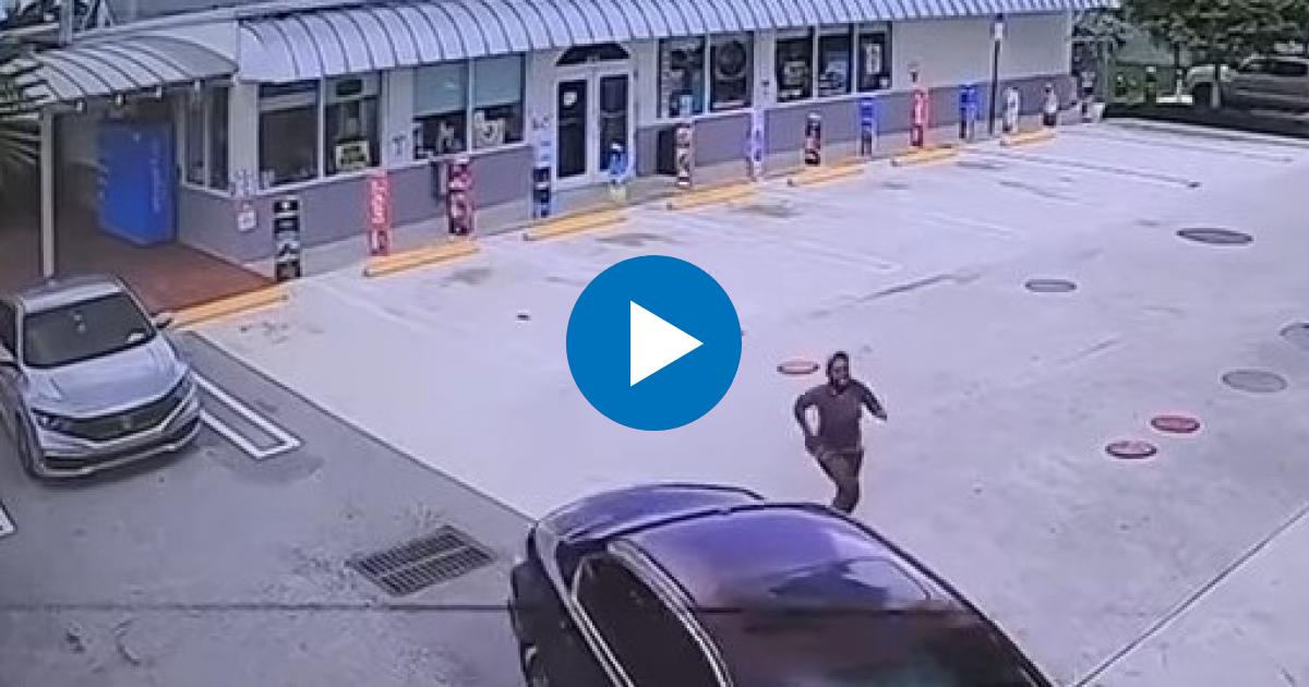 Madre de la bebé corre detrás de su auto © Captura de video de YouTube de Telemundo 51 Miami