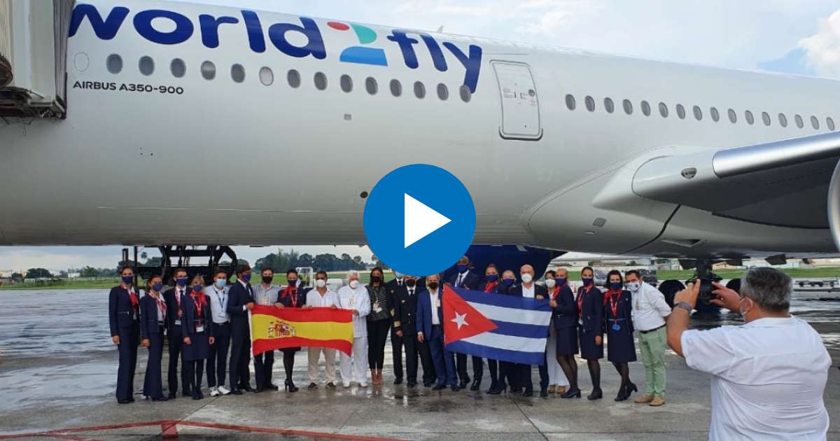 Tripulación y parte de la comitiva que viajó en el vuelo inaugural de la aerolínea WorldFly a La Habana © Twitter/Francisco Camps