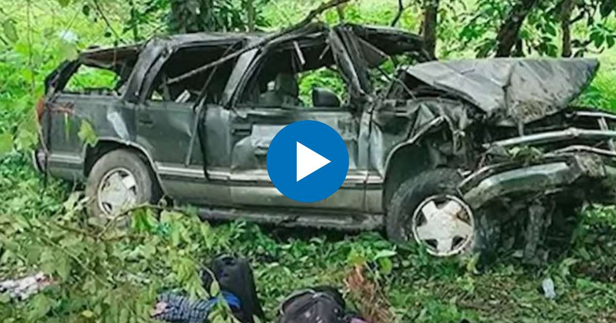 Estado en que quedó el vehículo siniestrado en accidente de tránsito en Veracruz © YouTube/screenshot-AmericaTevé