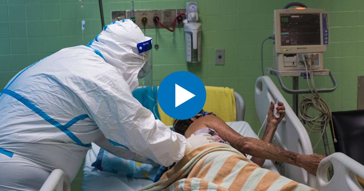 Personal sanitario en Cuba atiende a un paciente de COVID-19 © Facebook/Naturaleza Secreta