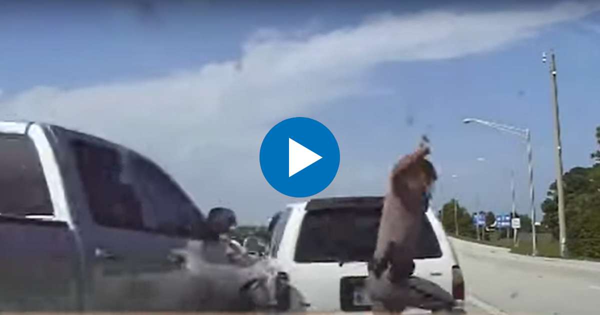 Momento en que la camioneta impacta contra su vehículo © Captura de You Tube