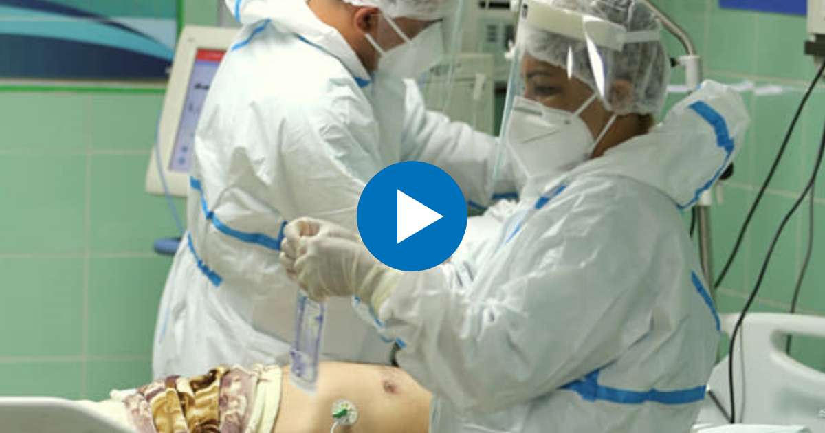 Personal sanitario en Cuba atiende a un paciente (referencia) © Facebook/Naturaleza Secreta