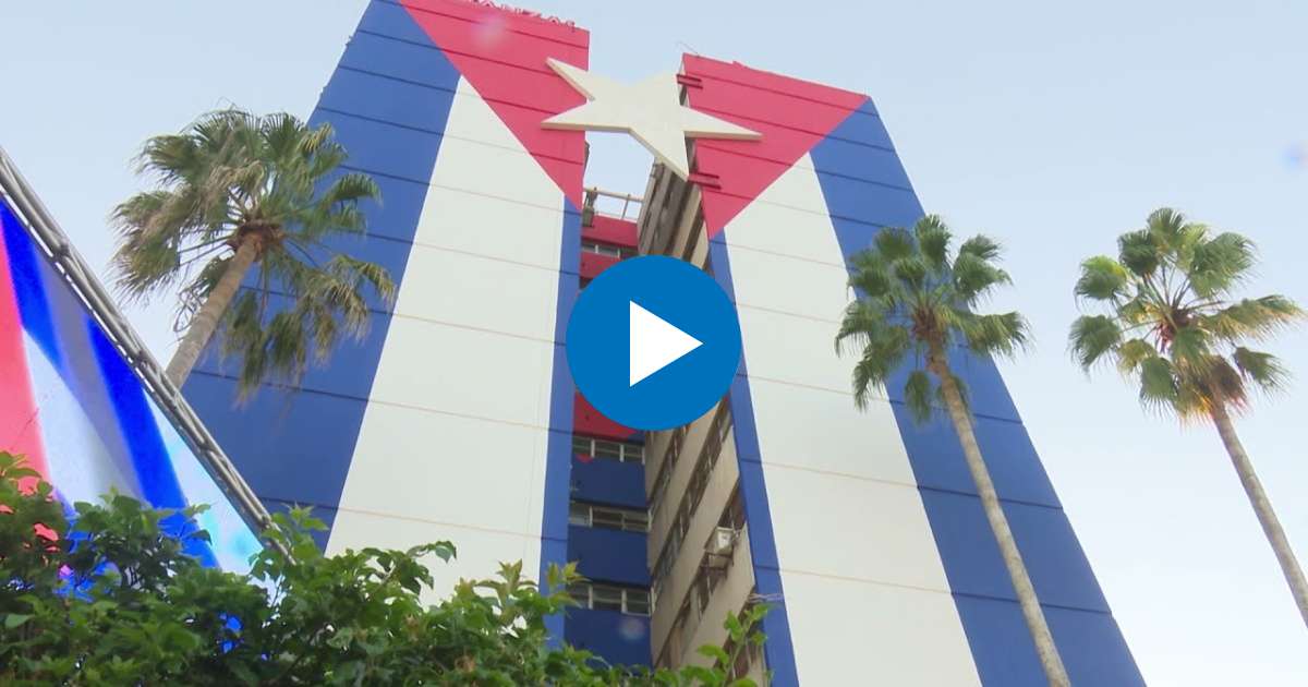 Edificio de 13 plantas en Matanzas con inmenso mural de la bandera cubana © Twitter/Barbara