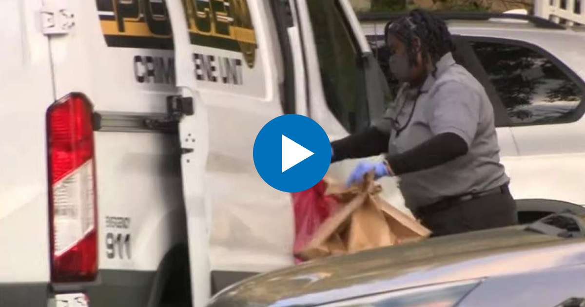 Agente de policía recoge evidencias encontradas en el lugar del crimen © Captura de video de YouTube de WPLG Local 10