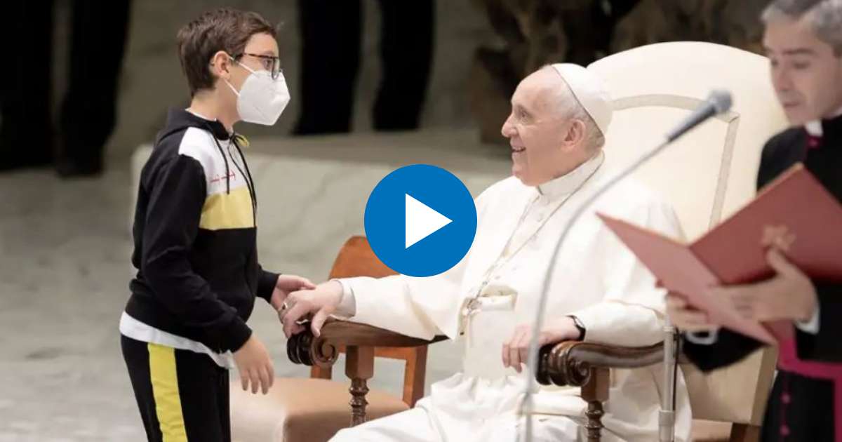 El momento en que el pequeño subió al escenario junto al Papa, este miércoles © Twitter/EWTNVaticano