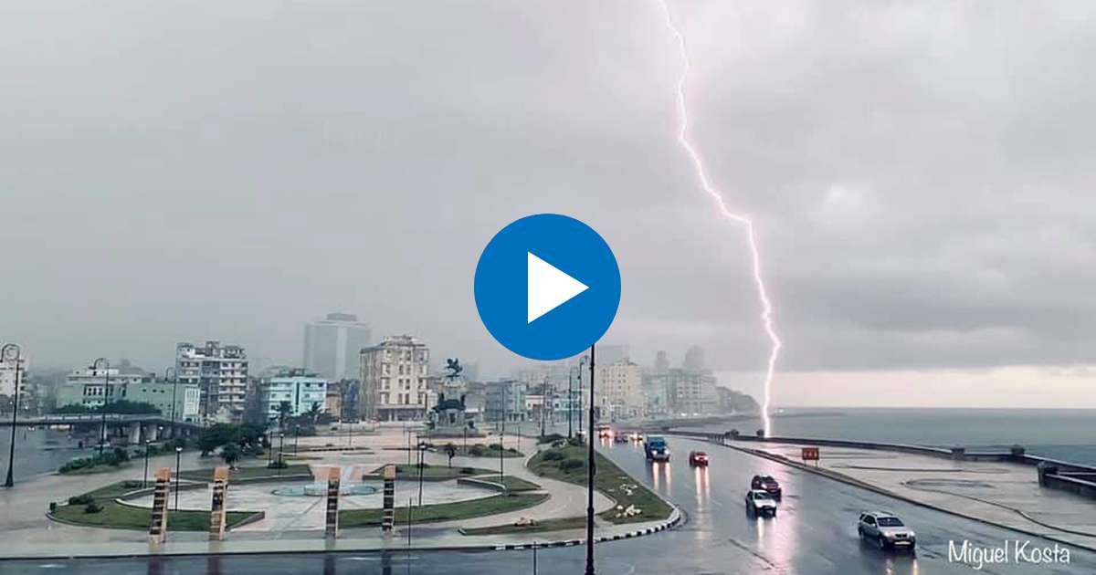 Rayo impacta a orillas del malecón de La Habana, cerca del Parque Maceo © Facebook / Luis Miguel Sánchez Arévalo